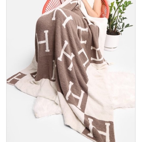 New letter H throw blanket - Picture 6 of 9